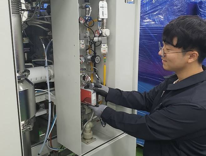 양준모 사원이 설비 출고 준비를 하고 있다. 화성=윤현주 기자