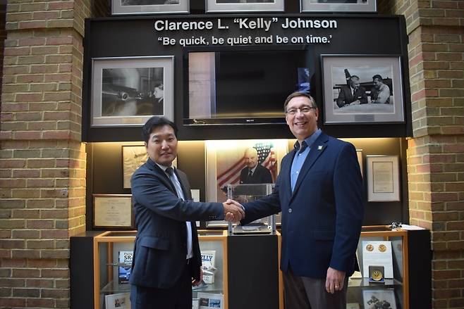박형준 서울대 항공우주공학과 교수와 카를로스 세스닉 미시간대 항공우주공학과 학과장이 '우주항공 추진체의 아버지'로 불리는 전설적인 엔지니어 켈리 존슨을 기념한 장소 앞에서 악수를 하고 있다. 켈리 존슨은 미시간대 출신이다. / 앤아버=강경주 기자