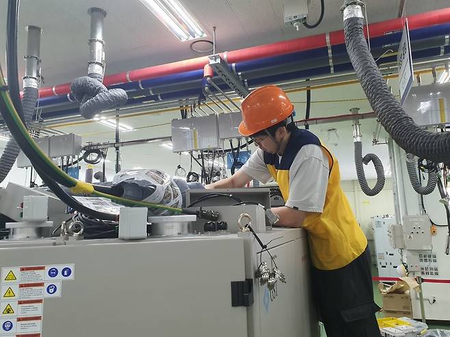 한 직원이 장비 테스트를 위해 배선 연결 중이다. 화성=윤현주 기자