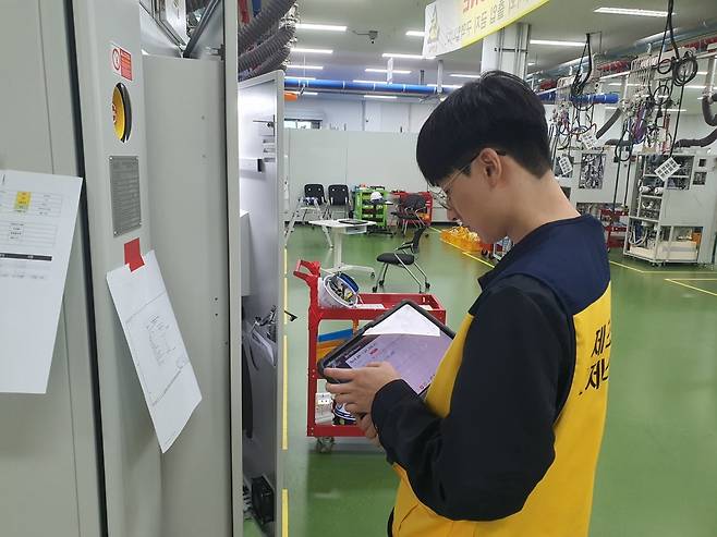 이현관 사원이 자동화 시스템을 이용해 제조품질 검사를 하고 있다. 화성=윤현주 기자