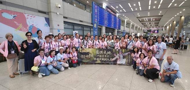 인천공항에서 단체 사진을 찍은 블루스카이 /사진 제공. 홍콩아츠페스티벌