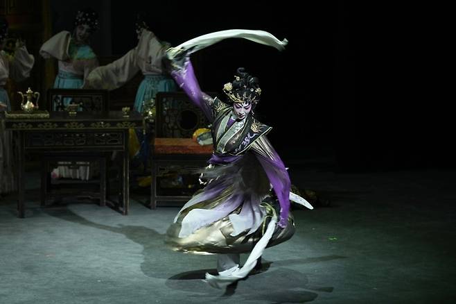 광둥오페라 죽림애전기에서 중국 전통 무술 동작을 선보이는 지단 역 청 아키 /사진. 국립극장 제공.