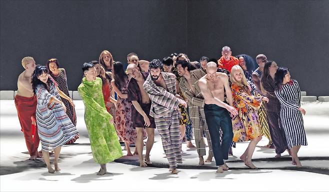 스웨덴 안무가 겸 무용수인 알렉산더 에크만이 연출한 현대무용 ‘해머’의 한 장면.   LG아트센터 제공