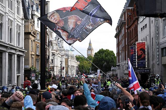 ドナルド・トランプ米大統領の旗は、ドナルド・トランプ大統領を、13日（現地時間）に英国の首都ロンドンが開催した反移民デモで「ランボ」として描写している。ロイター・ヨンハップ・ニュース