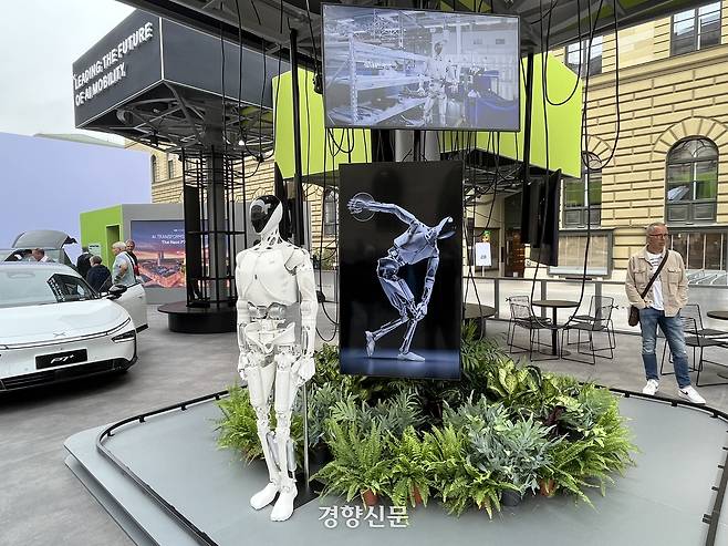 야외 전시 공간 ‘오픈 스페이스’에 샤오펑의 휴머노이드 로봇 ‘아이언’이 등장했다. 뮌헨ㅣ권재현 선임기자