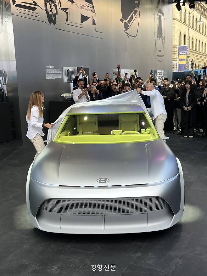 현대차의 소형 전기 콘셉트카 ‘콘셉트 쓰리’가 지난 9일(현지시간) 실물을 드러내고 있다. 뮌헨ㅣ권재현 선임기자