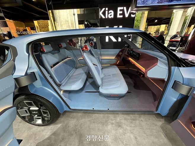 오픈 스페이스의 기아 부스에 전시 중인 기아 EV2 콘셉트카의 내부 모습. 뮌헨ㅣ권재현 선임기자
