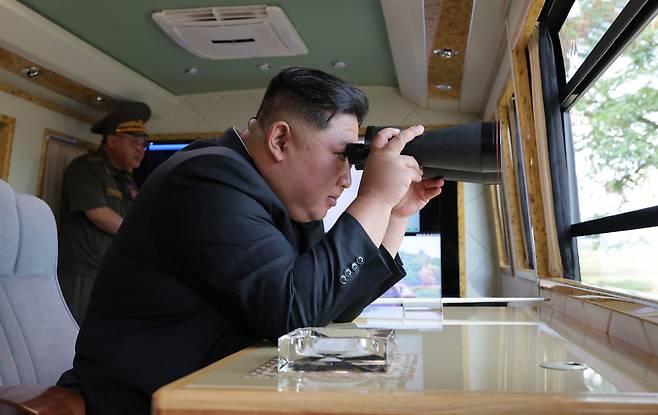 신형 전파교란 장비 등 참관 김정은 북한 국무위원장이 지난 11일과 12일 국방과학원 장갑방어무기연구소와 전자무기연구소의 사업을 지도했다고 조선중앙통신이 13일 보도했다. 연합뉴스