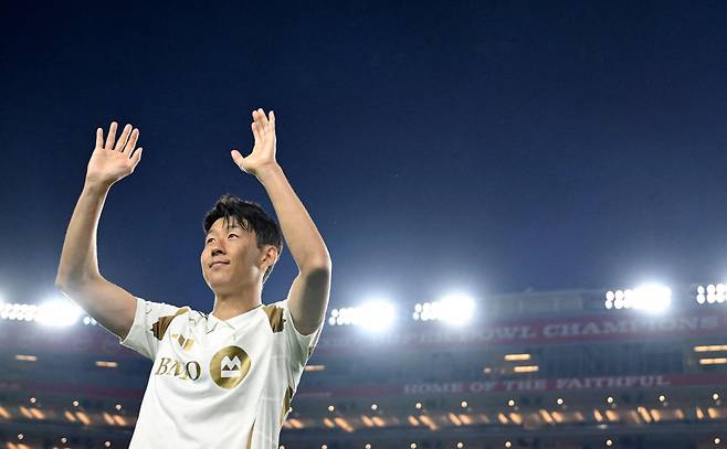 LA가 사랑에 빠진 남자 LAFC 손흥민이 14일 미국 캘리포니아주 샌타클래라 리바이스 스타디움에서 열린 MLS 새너제이 어스퀘이크와의 원정 경기에서 승리한 뒤 관중에 손을 흔들어 인사하고 있다. 샌타클래라 | AFP연합뉴스