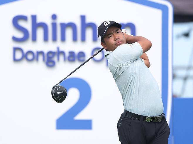 히가 가즈키가 14일 인천 송도 잭니클라우스 골프클럽 코리아에서 열린 신한동해오픈 최종 라운드 도중 2번 홀에서 티샷을 하고 있다. KPGA 제공
