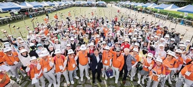 ‘제8회 물맑은 양평 전국파크골프대회’가 14일 양평군 강상체육공원 파크골프장에서 14개팀 450명이 참가한 가운데 열렸다. 개회식에 참석한 정상욱 양평군체육회장, 최종식 경기일보 기획이사 등 내빈과 심판, 선수들이 경기 시작 전 파이팅을 외치고 있다. 조주현·윤원규기자