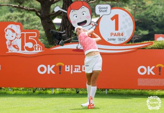 방신실이 OK저축은행 읏맨 오픈 FR 1번홀에서 티샷을 하고 있다./KLPGA