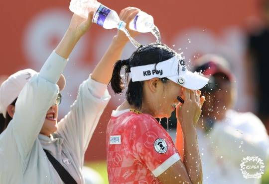 방신실이 OK저축은행 읏맨 오픈 FR 우승후 축하 물세례를 받고있다./KLPGA