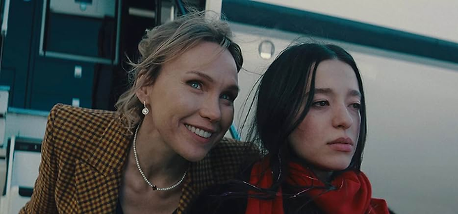 이반의 엄마는 아노라를 대놓고 무시한다. “이반은 네 남편이 아니야. 넌 이 가족의 일원이 아니고.” [IMDb]