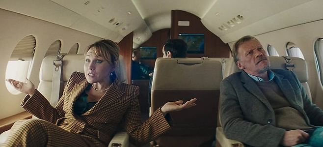 이반 부모의 등 뒤에는 아노라와 세 하수인이 앉아 있다. 이반의 부모는 등 뒤 세상에는 아무런 관심이 없다. 그건 존재하지 않는 세상인 셈이다. [IMDb]