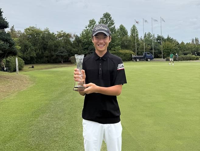 드림파크배 아마추어골프선수권대회 우승컵을 들고 환하게 웃고 있는 손제이. 손제이