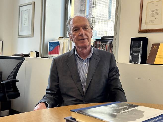 11일(현지시간) 미국 뉴욕 맨해튼 코리아소사이어티 사무실에서 토머스 번 회장이 한국인 구금 사태에 대한 입장을 밝히고 있다.