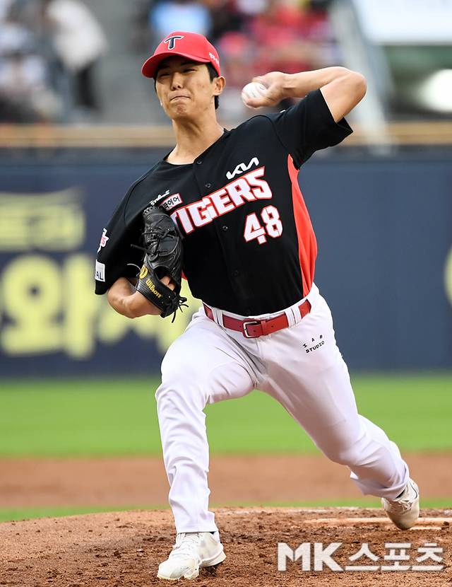 13일 잠실 LG전에서 공을 뿌리고 있는 이의리. 사진(잠실 서울)=천정환 기자
