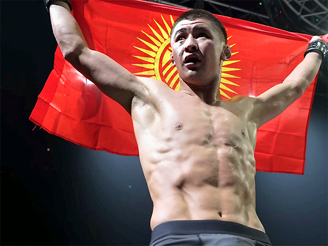 Alatoo Fighters League 플라이급 챔피언 ‘펜리르’ 다니야르 토이추베크 우울루가 2025년 8월 인천광역시 영종국제도시 인스파이어 아레나 블랙컴뱃 15 밴텀급 경기가 끝난 후 키르기스스탄 국기를 펼치고 있다. 사진=이데아 파라곤