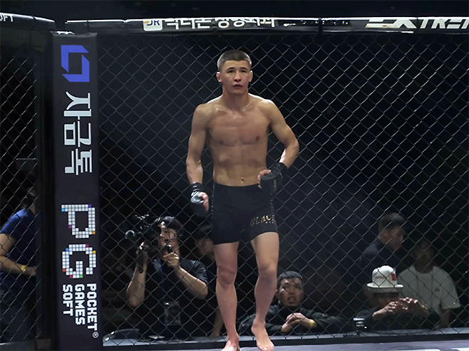 Alatoo Fighters League 플라이급 챔피언 ‘펜리르’ 다니야르 토이추베크 우울루가 2025년 8월 인천광역시 영종국제도시 인스파이어 아레나 블랙컴뱃 15 밴텀급 경기 2라운드 시작을 기다리고 있다. 사진=이데아 파라곤