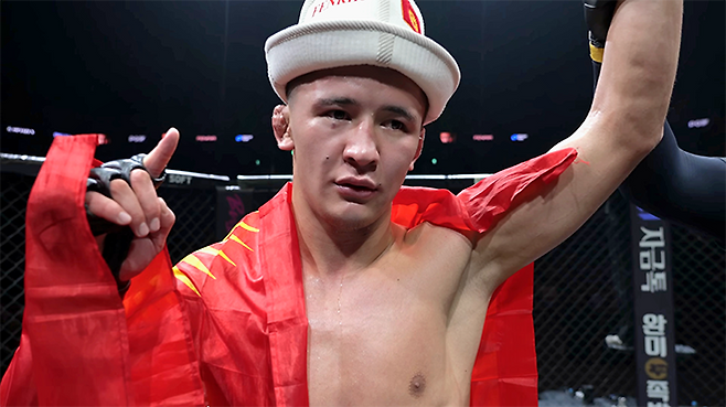 Alatoo Fighters League 플라이급 챔피언 ‘펜리르’ 다니야르 토이추베크 우울루가 2025년 8월 인천광역시 영종국제도시 인스파이어 아레나 블랙컴뱃 15 밴텀급 경기 승리 선언을 받고 있다. 사진=이데아 파라곤