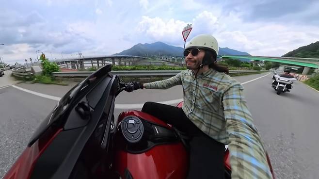 방송인 노홍철이 형에게 6000만원대 바이크를 선물했다. /사진=유튜브 채널 '노홍철' 캡처