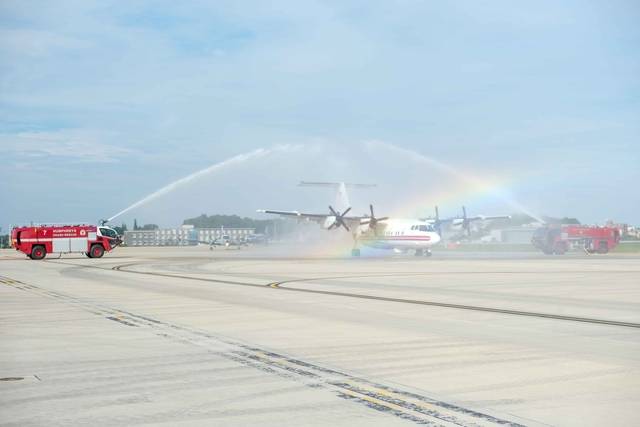 지난 7월31일 주한미군 DASH-7 ‘ARL’  저고도 정찰기가 경기 평택 캠프험르리스에서  퇴역을 기념하는 마지막 샤워를 하고 있다. 미 육군 홈페이지 캡처/디펜스타임스 제공