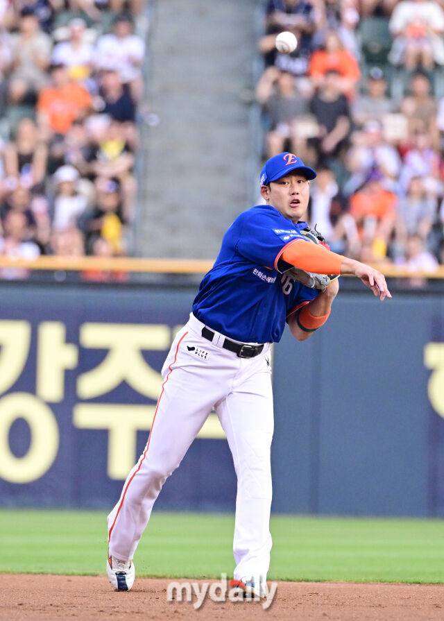 2025년 8월 8일 오후 서울 잠실구장에서 열린 '2025 신한 SOL뱅크 KBO 리그' 한화 이글스와 LG 트윈스의 경기. 한화 2루수 하주석이 1회말 무사 1루서 LG 문성주의 타구를 처리하고 있다./마이데일리