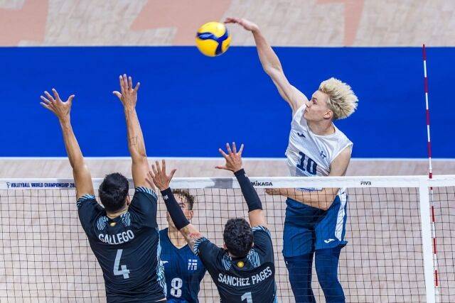 공격하는 루카 마르틸라(10번)./Volleyballworld