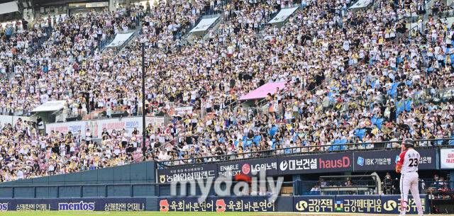 7일 오후 서울 잠실야구장에서 진행된 '2025 신한 SOL뱅크 KBO 리그' SSG-LG의 경기가 매진을 기록했다./마이데일리