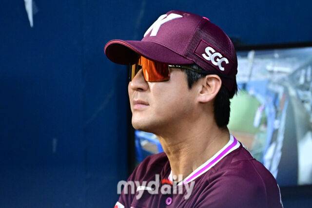 31일 서울 잠실야구장에서 열린 '2025 신한 SOL BANK KBO리그' 키움 히어로즈와 LG 트윈스 경기. 키움 설종진 감독대행이 경기를 지켜보고 있다./마이데일리