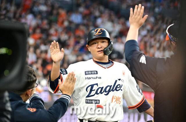 2025년 4월 11일 오후 대전 한화생명 볼파크에서 진행된 '2025 신한 SOL뱅크 KBO 리그' 키움 히어로즈와 한화 이글스의 경기. 한화 2루 주자 김태연이 2회말 1사 1.2루서 심우준의 1타점 적시타 때 홈을 밟고 기뻐하고 있다./마이데일리
