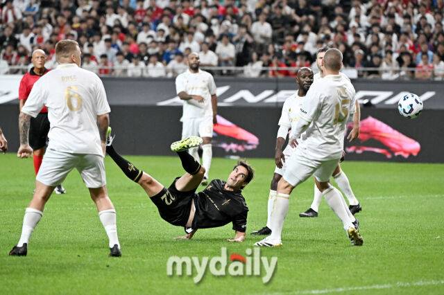 FC 스피어 카카가 14일 오후 서울 상암동 서울월드컵경기장에서 진행된 '2025 넥슨 아이콘 매치' 에서 발리슛을 하고 있다. ‘2025 아이콘 매치’는 2000년대 세계 축구를 호령했던 호나우지뉴, 가레스 베일, 웨인 루니, 디디에 드로그바, 스티븐 제라드, 티에리 앙리, 박지성, 리오 퍼디낸드 등이 ‘공격수팀’(FC 스피어)과 ‘수비수팀’(실드 유나이티드)으로 맞붙어 ‘창과 방패’의 대결을 펼치는 경기다.서울월드컵경기장=송일섭 기자