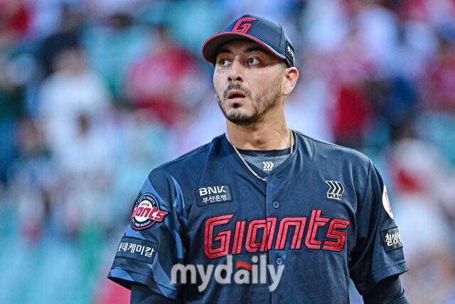 5일 인천 SSG랜더스필드에서 열린 '2025 신한 SOL BANK KBO리그' 롯데 자이언츠와 SSG 랜더스 경기. 롯데 벨라스케즈가 1회 무실점 수비를 마치고 더그아웃으로 들어서고 있다./마이데일리