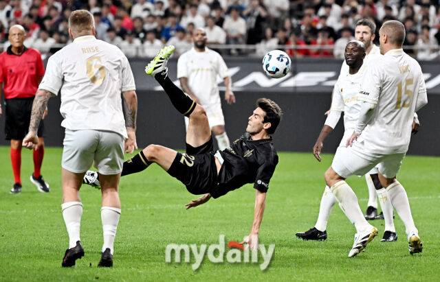 FC 스피어 카카가 14일 오후 서울 상암동 서울월드컵경기장에서 진행된 '2025 넥슨 아이콘 매치' 에서 발리슛을 하고 있다. ‘2025 아이콘 매치’는 2000년대 세계 축구를 호령했던 호나우지뉴, 가레스 베일, 웨인 루니, 디디에 드로그바, 스티븐 제라드, 티에리 앙리, 박지성, 리오 퍼디낸드 등이 ‘공격수팀’(FC 스피어)과 ‘수비수팀’(실드 유나이티드)으로 맞붙어 ‘창과 방패’의 대결을 펼치는 경기다./서울월드컵경기장=송일섭 기자