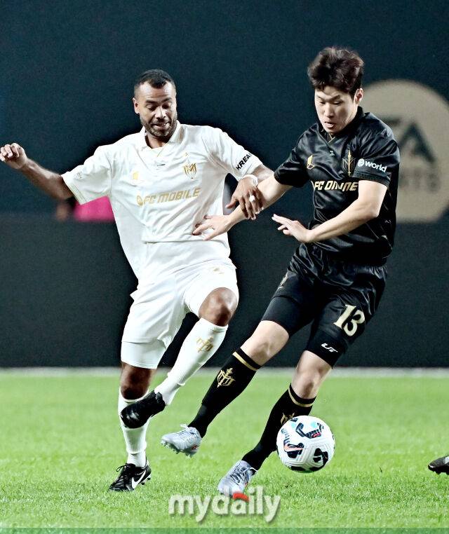 박지성과 애슐리 콜이 14일 오후 서울 상암동 서울월드컵경기장에서 진행된 '2025 넥슨 아이콘 매치' 에서 볼다툼을 벌이고 있다. ‘2025 아이콘 매치’는 2000년대 세계 축구를 호령했던 호나우지뉴, 가레스 베일, 웨인 루니, 디디에 드로그바, 스티븐 제라드, 티에리 앙리, 박지성, 리오 퍼디낸드 등이 ‘공격수팀’(FC 스피어)과 ‘수비수팀’(실드 유나이티드)으로 맞붙어 ‘창과 방패’의 대결을 펼치는 경기다./서울월드컵경기장=송일섭 기자