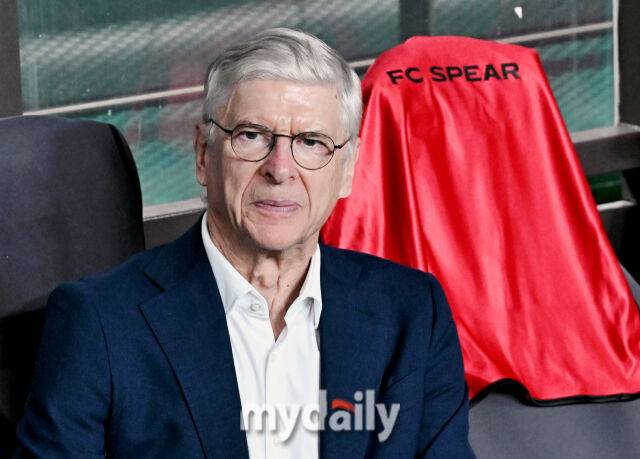 아르센 벵거 감독이 14일 오후 서울 상암동 서울월드컵경기장에서 진행된 '2025 넥슨 아이콘 매치' 에서 그라운드를 바라보고 있다. ‘2025 아이콘 매치’는 2000년대 세계 축구를 호령했던 호나우지뉴, 가레스 베일, 웨인 루니, 디디에 드로그바, 스티븐 제라드, 티에리 앙리, 박지성, 리오 퍼디낸드 등이 ‘공격수팀’(FC 스피어)과 ‘수비수팀’(실드 유나이티드)으로 맞붙어 ‘창과 방패’의 대결을 펼치는 경기다./서울월드컵경기장=송일섭 기자