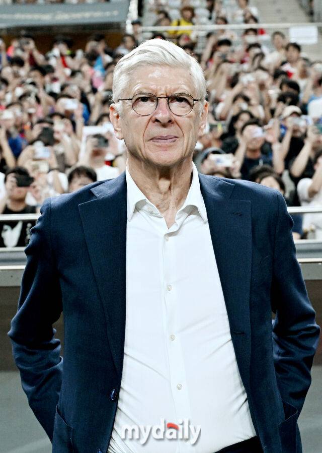 FC 스피어 아르센 벵거 감독이 14일 오후 서울 상암동 서울월드컵경기장에서 진행된 '2025 넥슨 아이콘 매치' 에서 그라운드를 바라보고 있다. ‘2025 아이콘 매치’는 2000년대 세계 축구를 호령했던 호나우지뉴, 가레스 베일, 웨인 루니, 디디에 드로그바, 스티븐 제라드, 티에리 앙리, 박지성, 리오 퍼디낸드 등이 ‘공격수팀’(FC 스피어)과 ‘수비수팀’(실드 유나이티드)으로 맞붙어 ‘창과 방패’의 대결을 펼치는 경기다./서울월드컵경기장=송일섭 기자