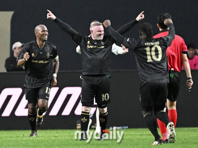 FC 스피어 웨인 루니가 14일 오후 서울 상암동 서울월드컵경기장에서 진행된 '2025 넥슨 아이콘 매치' 에서 골을 넣은 뒤 환호하고 있다. ‘2025 아이콘 매치’는 2000년대 세계 축구를 호령했던 호나우지뉴, 가레스 베일, 웨인 루니, 디디에 드로그바, 스티븐 제라드, 티에리 앙리, 박지성, 리오 퍼디낸드 등이 ‘공격수팀’(FC 스피어)과 ‘수비수팀’(실드 유나이티드)으로 맞붙어 ‘창과 방패’의 대결을 펼치는 경기다./서울월드컵경기장=송일섭 기자