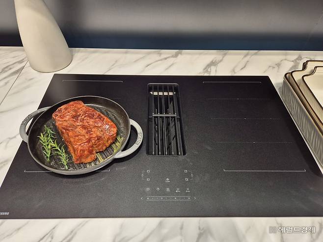 삼성전자가 IFA 2025에서 선보인 ‘후드 일체형’ 인덕션 신제품. 베를린=김현일 기자