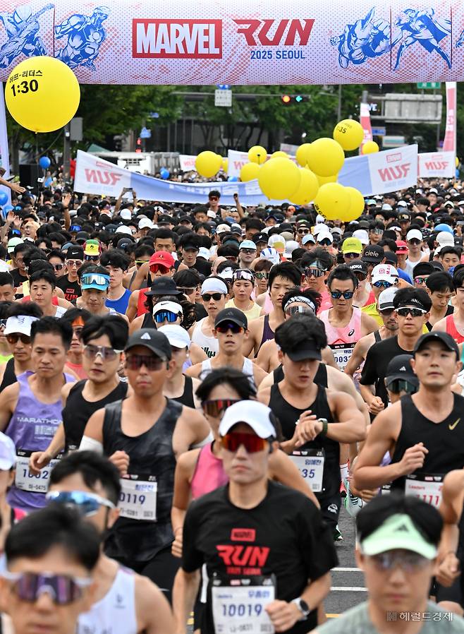 14일 오전 서울 중구 서울광장에서 열린 ‘마블런 2025 서울’에서 참가자들이 힘차게 출발하고 있다. 임세준 기자