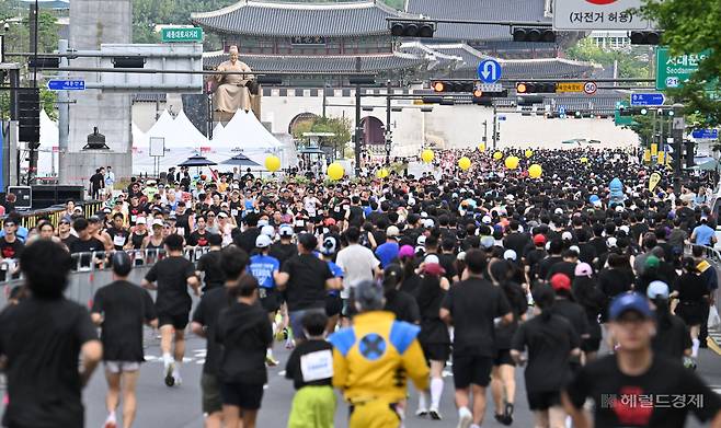 14일 오전 서울 중구 서울광장에서 열린 ‘마블런 2025 서울’에서 참가자들이 힘차게 코스를 달리고 있다. 임세준 기자