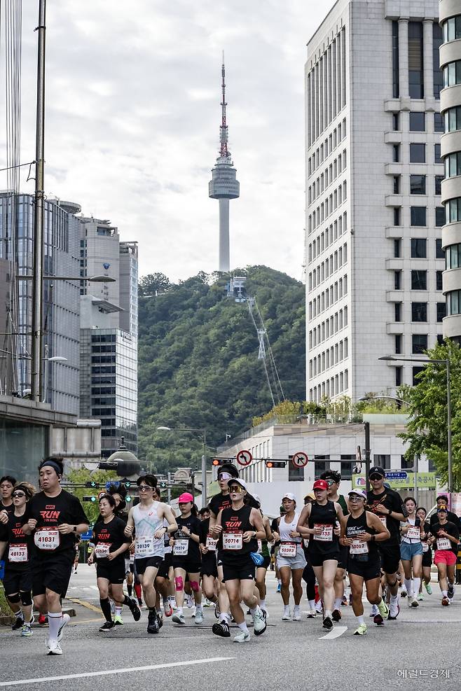 14일 오전 서울 중구 서울광장 인근에서 열린 ‘마블런 2025 서울’에서 참가자들이 힘차게 코스를 달리고 있다. 임세준 기자