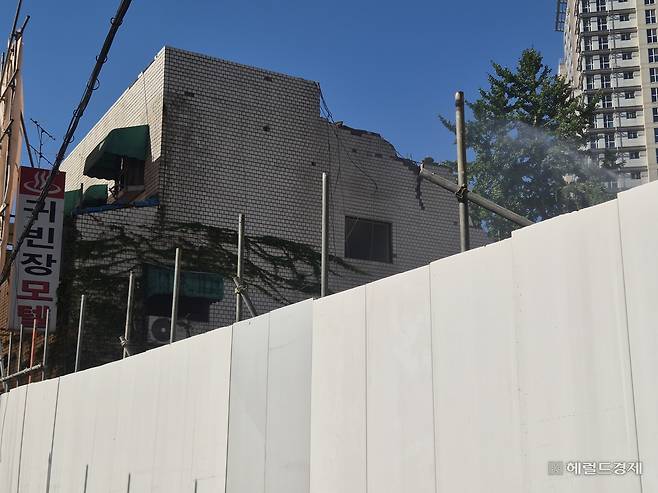 11일 오전 서울  성북구 동소문로 42길 인근에는  신월곡 1구역 부분철거를 위한 도시환경정비사업이 한창이었다.  포크레인이 작업을 하면서 분진이 발생하자  철거현장 내 작업자가 호수로 물을 뿌리고 있다. 김도윤 기자.