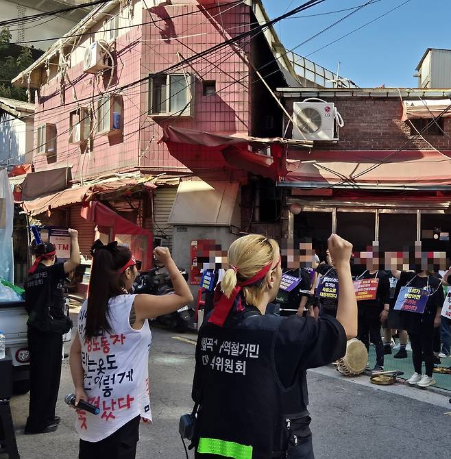 11일 오전 9시30분께 서울 성북구 미아리텍사스에서 이주대책위원회와 강제철거 피해를 호소하는 업주 등 45명이  신월곡1구역 주민의 생존권 보장과 이주대책 마련을 촉구하는 집회를 열었다. 이날 집회에 앞서 이들은 지난해 9월 불법추심 피해 끝에 사망한 30대 싱글맘 심모(37) 씨를 추모하기도 했다. 김도윤 기자.