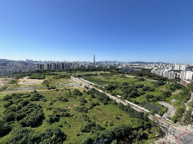 10일 찾은 서울 송파구 위례업무용지의 전경. 9·7 공급대책에 따르면 이 중 일부에 생활 사회간접자본(SOC)과 주택을 복합개발해 1000호가 공급된다. 윤성현 기자