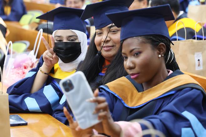 부산 서구 동아대학교 부민캠퍼스에서 열린 2024학년도 후기 외국인 유학생 졸업환송회에서 외국인 유학생들이 기념사진을 찍고 있다. [연합]