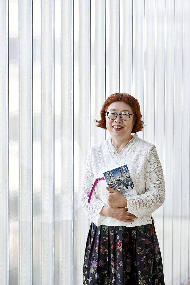 [서울=뉴시스] 13일 서울 종로구 그라운드서울에서 열린 '2025 서울국제작가축제' 대담에 참가한 작가 이금이를 만났다. (사진=한국문학번역원 제공) 2025.09.13. photo@newsis.com *재판매 및 DB 금지