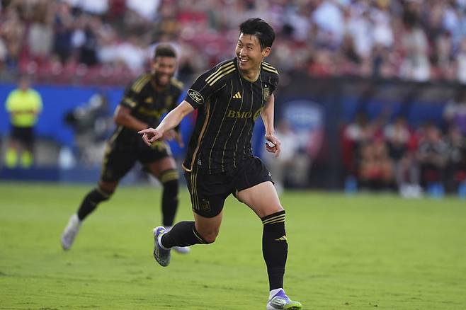 [프리스코=AP/뉴시스] 로스앤젤레스(LA) FC의 손흥민이 23일(현지 시간) 미 텍사스주 프리스코 도요타 스타디움에서 열린 2025 메이저리그사커(MLS) FC 댈러스와 경기 전반 6분 선제골을 넣은 후 환호하고 있다. 손흥민은 프리킥으로 선제골을 넣어 MLS 데뷔골을 기록했다. 2025.08.24.