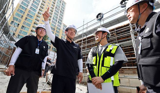 [서울=뉴시스] 김진아 기자 = 김영훈 고용노동부 장관이 지난 7월 22일 오후 경기도 남양주시 건설공사 현장을 사전 예고 없이 방문, 건설노동자들의 안전실태를 불시 점검하고 있다. (사진=고용노동부 제공) 2025.07.22. photo@newsis.com *재판매 및 DB 금지